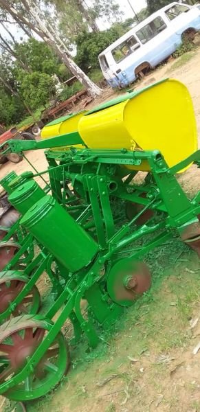 John Deere 7000 grain & fertilizer planter
