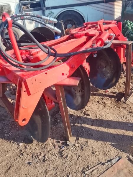 3 disc reversible plough